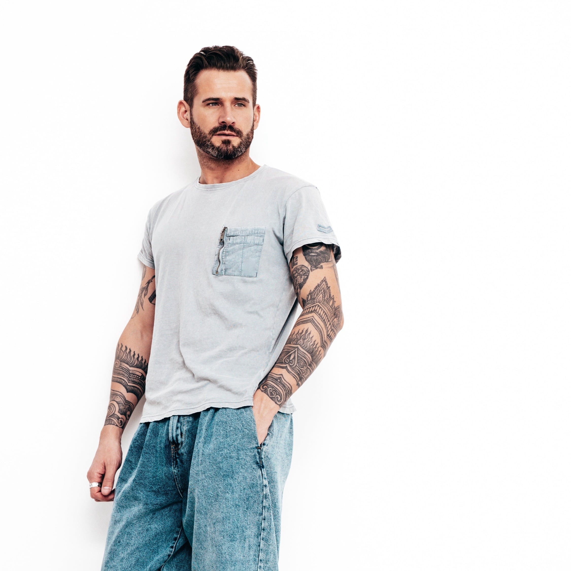 catalog-categories-fashion-men-men-apparel-men-tshirts-gray-t-shirt-gray-t-shirt-3.jpg - 4f382b6d
